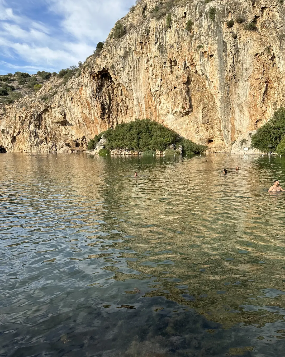 Atina Rivierasi: En İyi Plajlar ve Vouliagmeni Gölü (2026) Vouliagmeni Gölü: Doktor Balıkları ve Termal Su