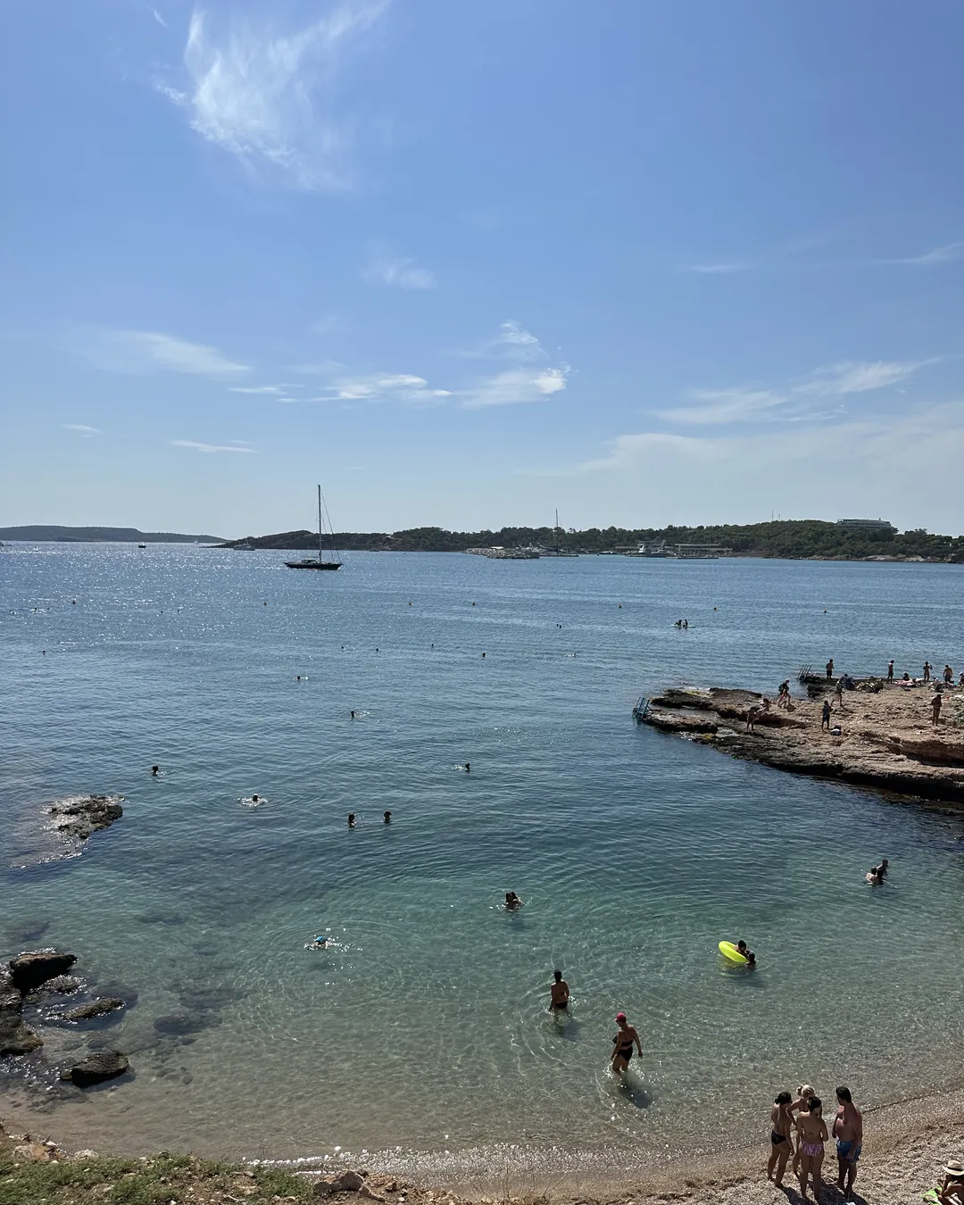 Atina Rivierasi: En İyi Plajlar ve Vouliagmeni Gölü (2026) Vouliagmeni Plajı: 15€'a Şezlong Dahil Deniz