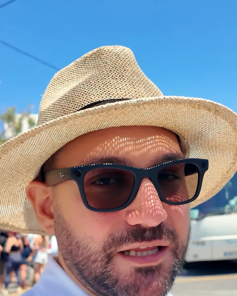 Mykonos Fabrika Meydanı otobüs terminalinde bekleyen yolcular ve kalkışa hazır KTEL otobüsü