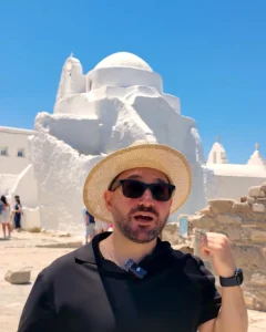 Mykonos (Mikonos) Adası Gezi Rehberi: A'dan Z'ye Seyahat İpuçları Mykonos Paraportiani Kilisesi'nin beş şapelden oluşan beyaz badanalı kubbeli yapısı
