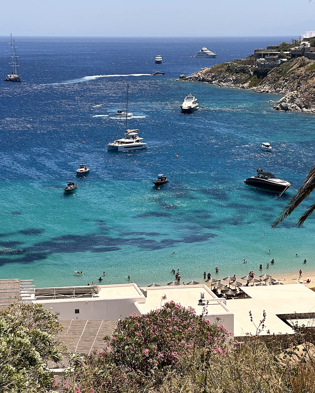 Mykonos Plajları: Ücretsiz Koylar, Şezlong Fiyatları ve Otobüs Rehberi Mykonos'ta Plaj Bütçesi: 8 Kural ve Diğer Tüm Koylar