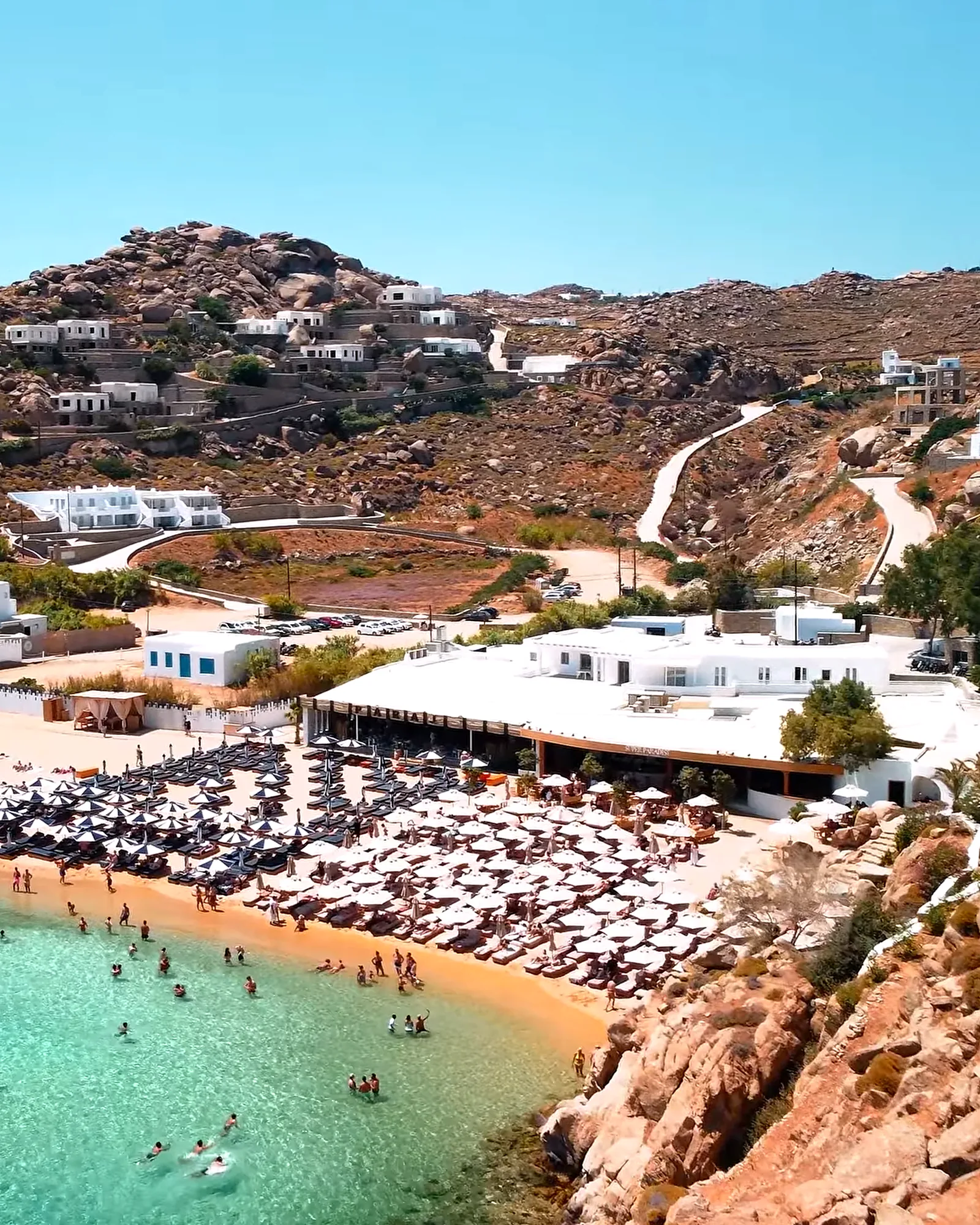 Mykonos Plajları: Ücretsiz Koylar, Şezlong Fiyatları ve Otobüs Rehberi ⭐ Super Paradise: Giriş 30 Euro, Ücretsiz Kısım Hemen Yanında