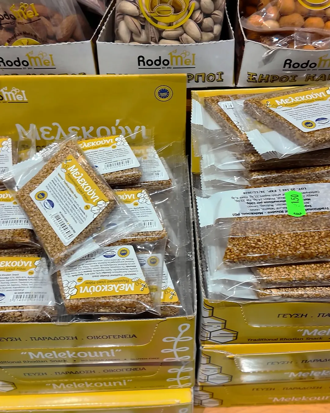 Rodos'a özgü Melekouni susamlı bal tatlısı paketleri ve yanında antep fıstığı, badem gibi kuru yemiş kutuları