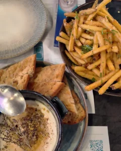 Rodos Beerokouto'da kekikli tirokafteri mezesi, kızarmış ekmek dilimleri ve parmesanlı patates kızartması