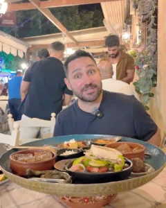 Rodos Mama Sofia restoranında dolma, kalamar, köfte ve çoban salatasından oluşan büyük Yunan meze tabağı