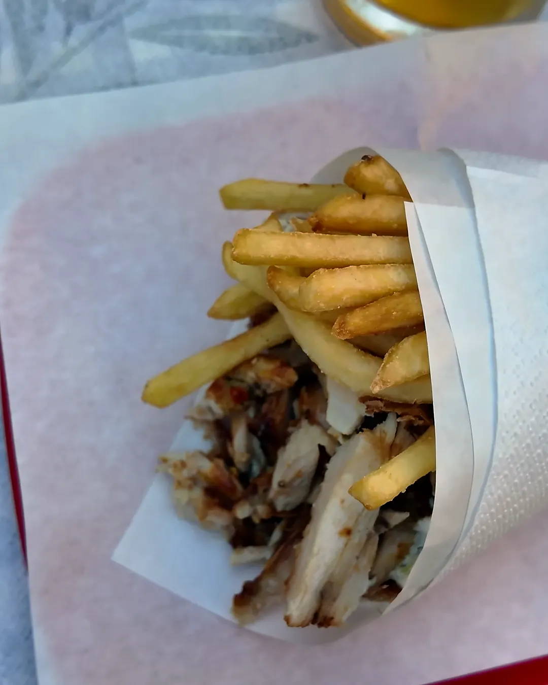 Rodos'ta Ne Yenir? En İyi Tavernalar ve Lezzet Durakları Pita Nikos: Hipokrat Meydanı'nın Klasik Gyros Adresi (€8-12)
