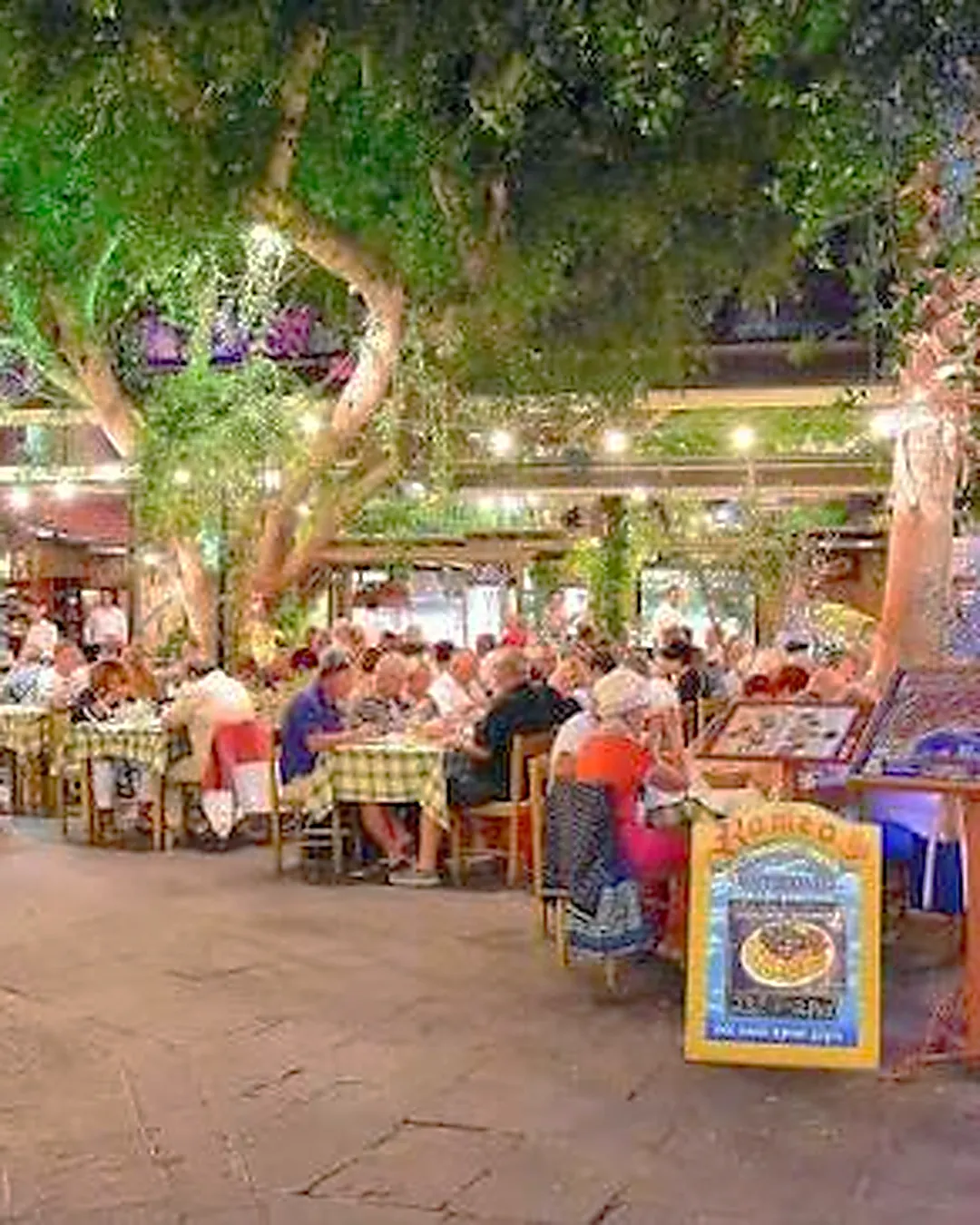 Rodos'ta Ne Yenir? En İyi Tavernalar ve Lezzet Durakları Romeo Restaurant Rodos: Canlı Müzik ve Türkçe Şarkılar Çalan Restoran