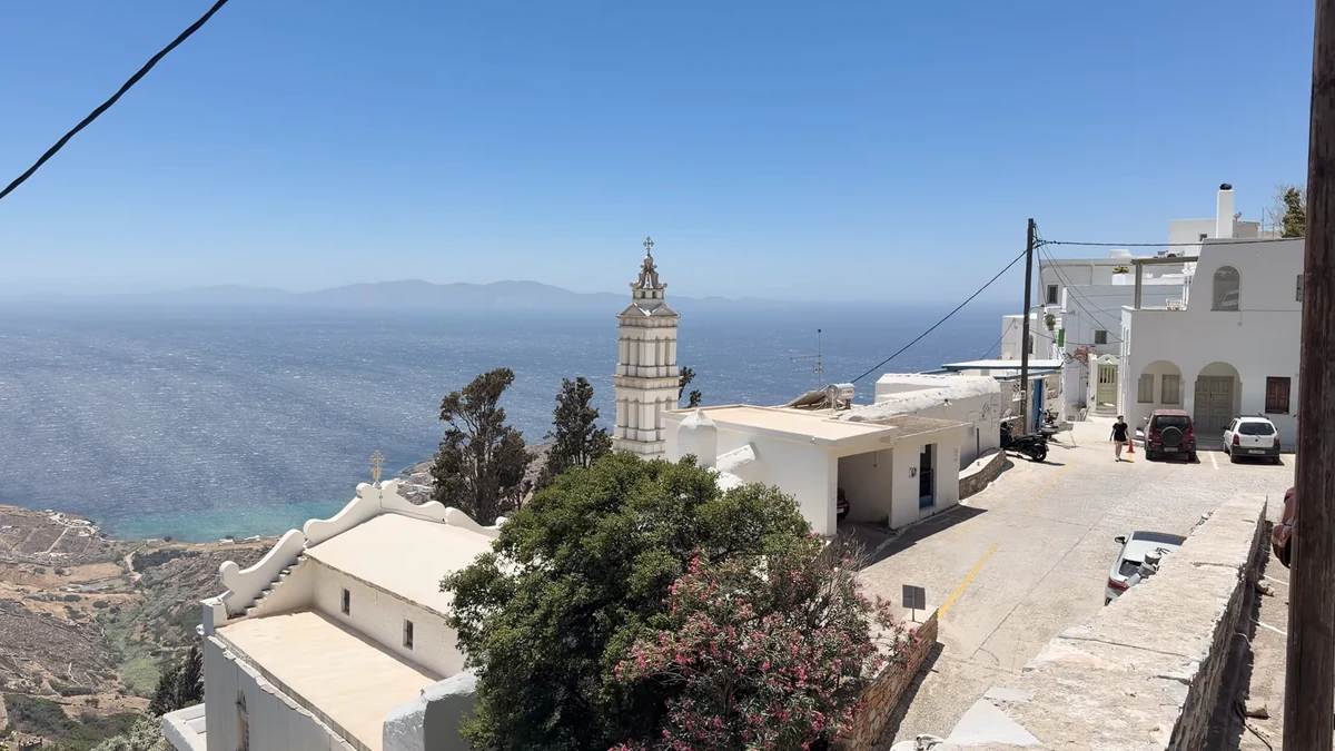 Tinos'ta Kardiani Köyü: denize bakan yamaç, oymalı mermer çan kulesi ve beyaz evler