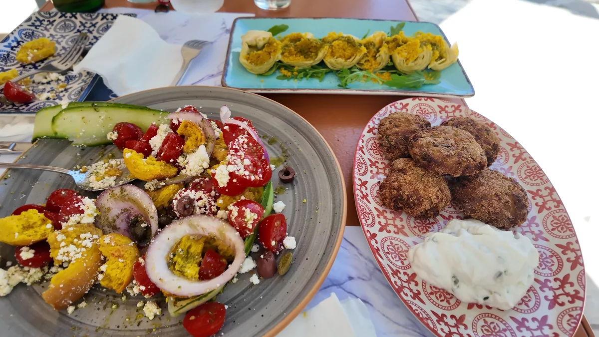 Tinos’ta Pyrgos köyündeki Athmar restoranda salata, kabak kızartması ve cacık