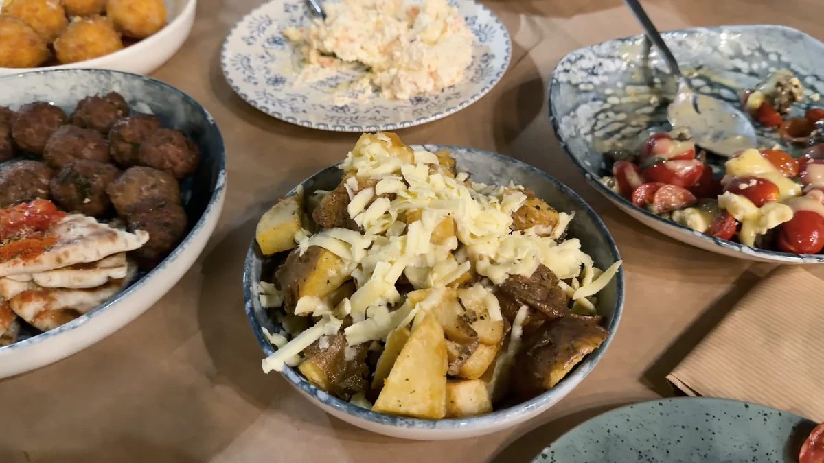 Tinos’ta Steni köyündeki Amiseli restoranda köfte, tirokafteri, patatesli tabak ve salata