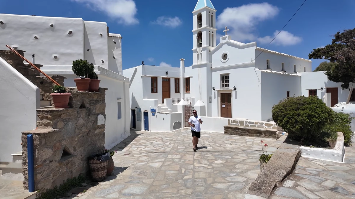 Tinos'ta Volax Köyü: taş döşeli meydan ve mavi çan kuleli beyaz kilise