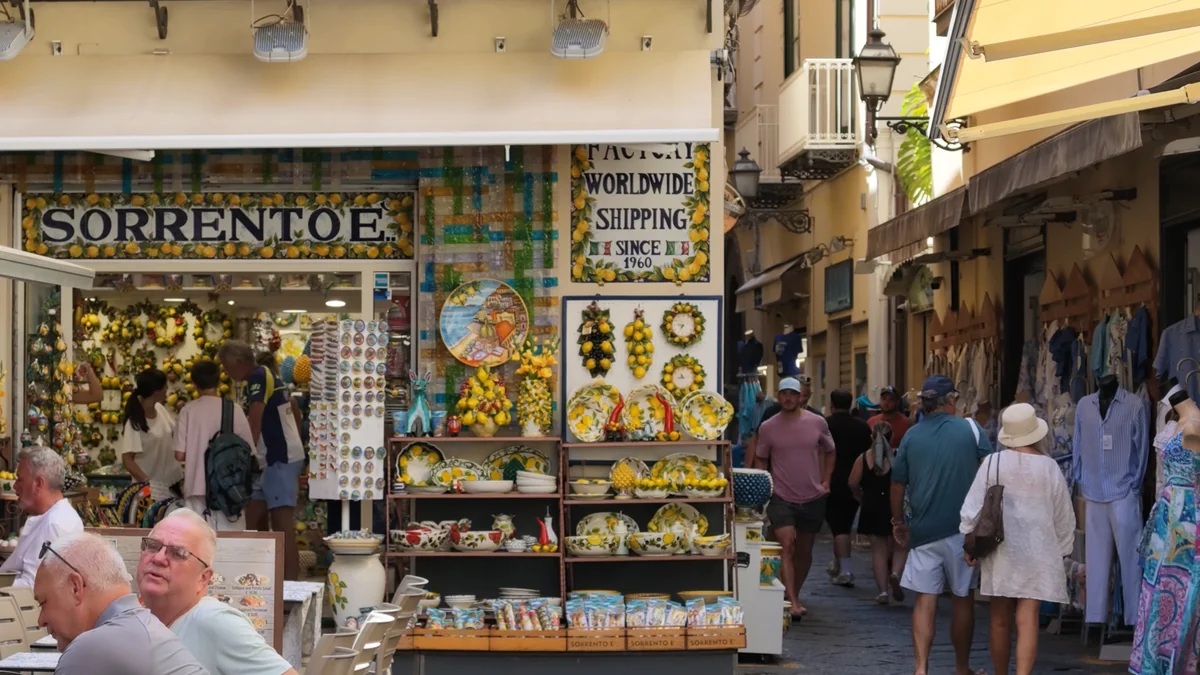 Sorrento Via San Cesareo'da limon desenli seramik ve hediyelik satan dükkânlar