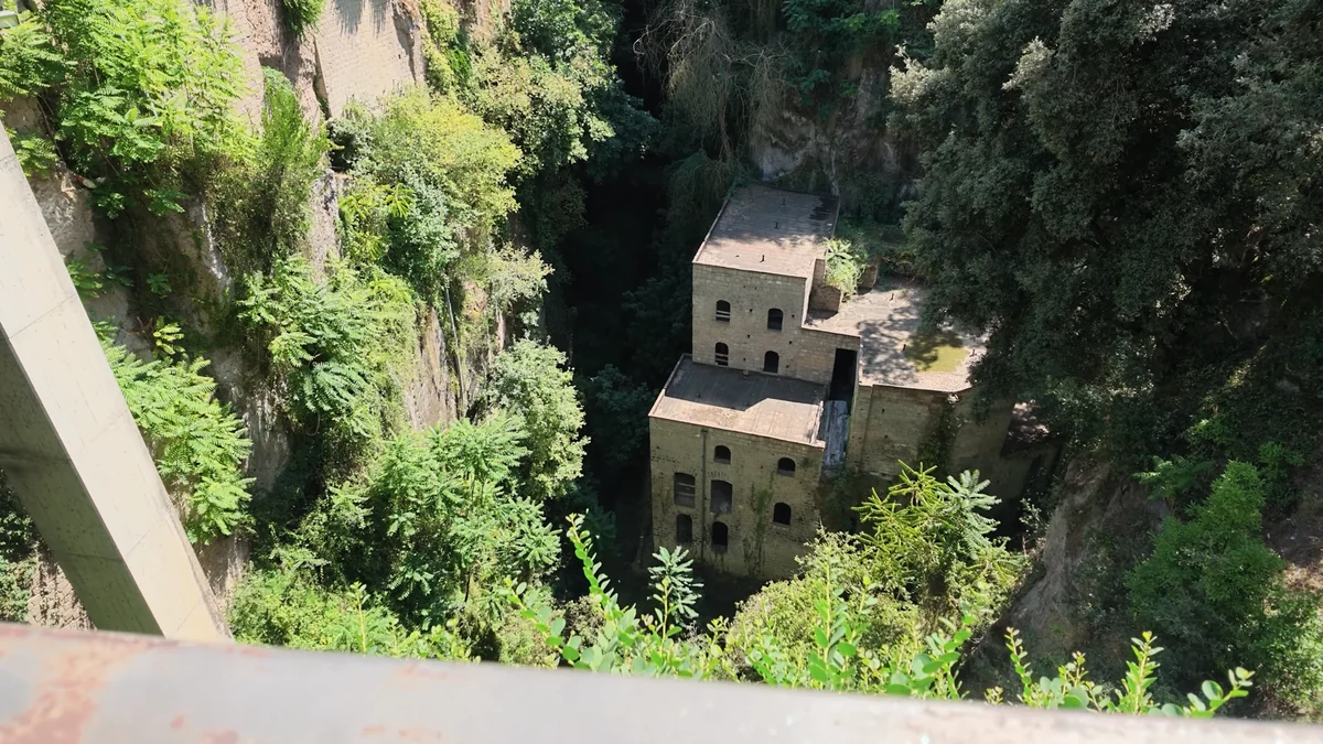 Sorrento Değirmenler Vadisi, bitkilerle kaplanmış terk edilmiş değirmen yapıları