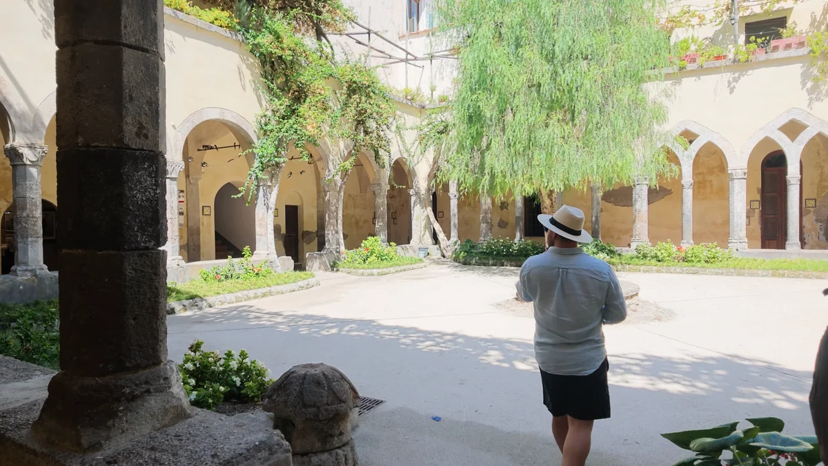 Sorrento San Francesco manastır avlusu, farklı dönemlerden kemerler ve sütunlar