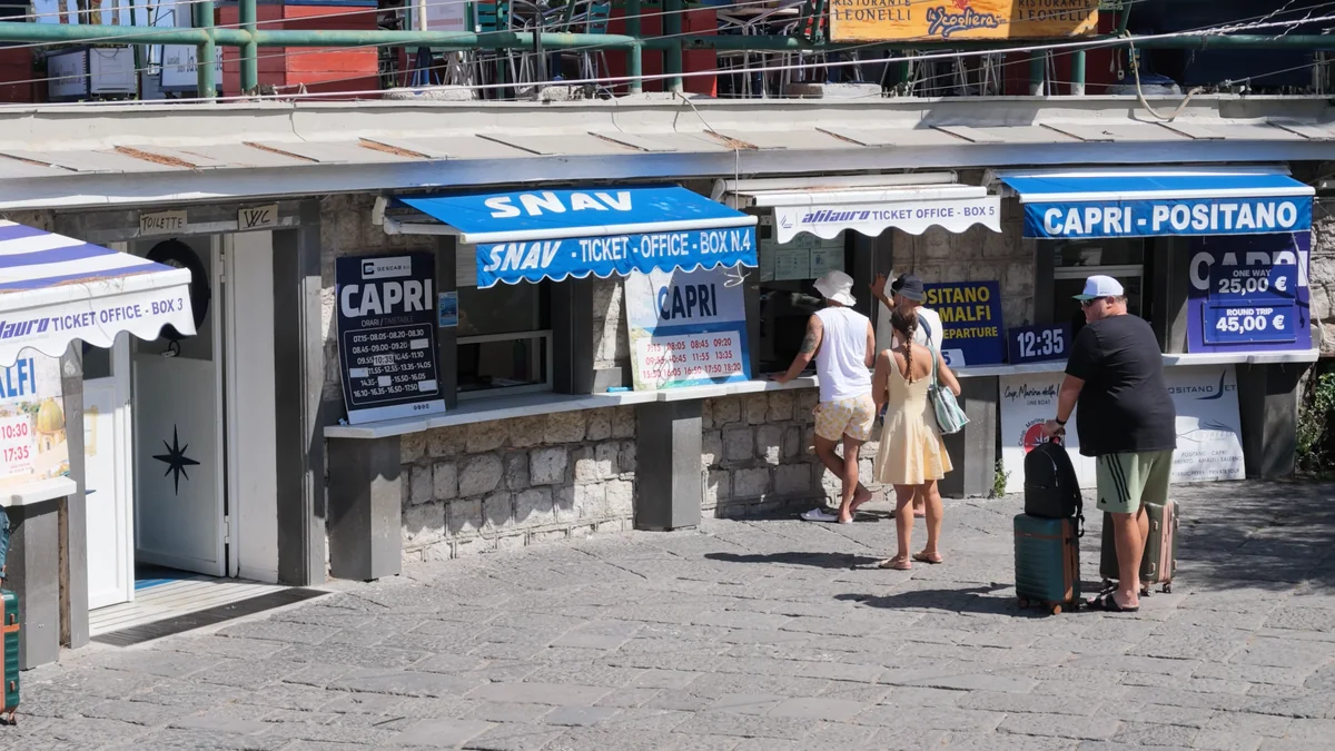 Sorrento limanında Capri ve Positano tekne bileti satan ofisler