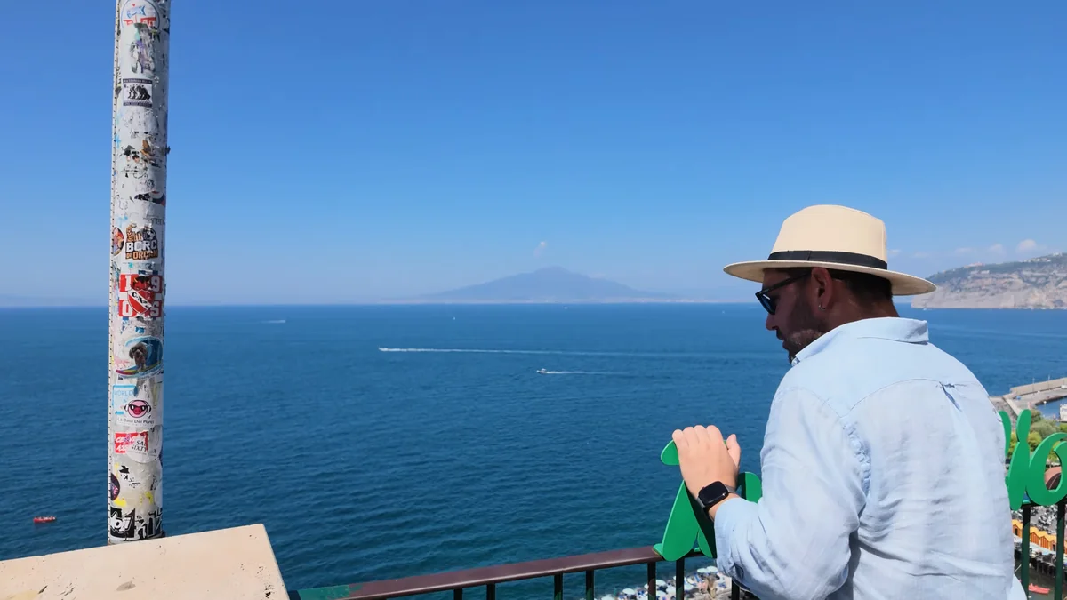 Sorrento Villa Comunale terasından Napoli körfezi ve karşıda Vezüv yanardağı