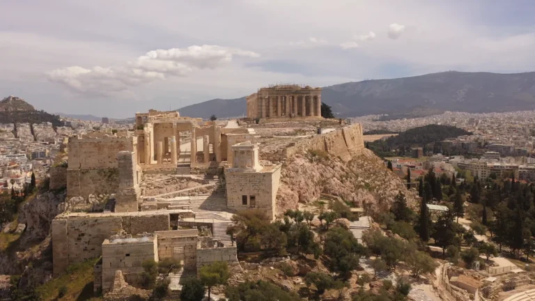 Atina Akropolisi havadan: Propylaia girişi, Athena Nike Tapınağı ve arkada Parthenon