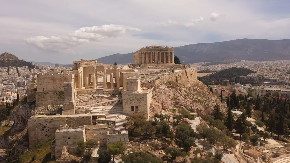 Atina Gezi Rehberi Atina Akropolisi havadan: Propylaia girişi, Athena Nike Tapınağı ve arkada Parthenon