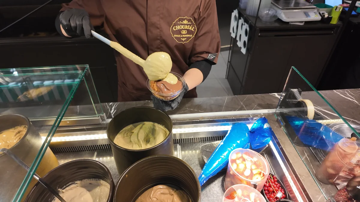 Atina Gezi Rehberi Choureál’de profiterol kabına tezgâhta sos dökülürken