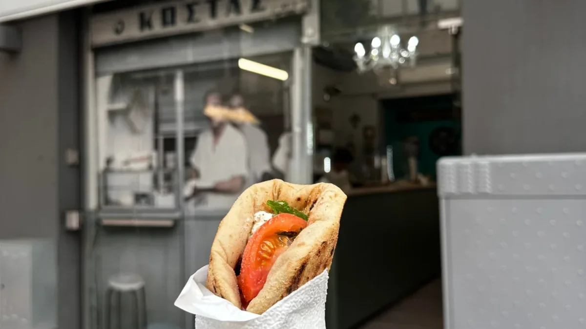 Atina Gezi Rehberi Atina’da Kostas souvlaki dükkânının önünde elde pita souvlaki
