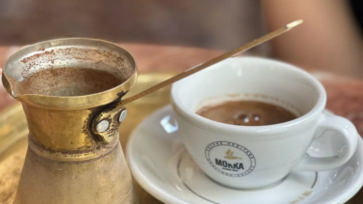 Atina Gezi Rehberi Mokka Coffee’de bakır cezvede kumda pişen Yunan kahvesi ve fincan