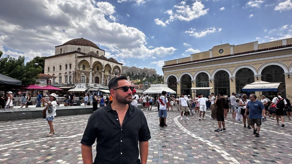 Atina Gezi Rehberi Monastiraki Meydanı’nda Halil Şımır; arkada Tzisdarakis Camii, metro binası ve Akropolis