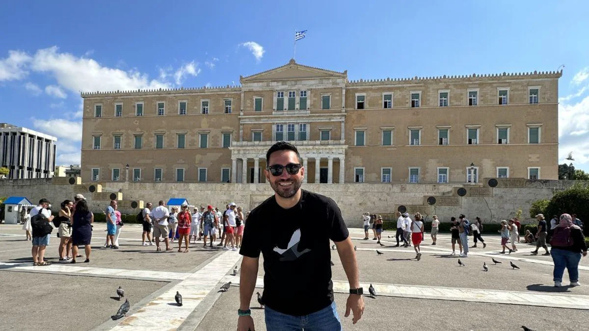 Atina Gezi Rehberi Syntagma Meydanı’nda Yunan Parlamentosu binasının önünde Halil Şımır