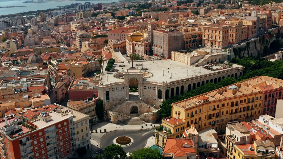 Cagliari Bastione di Saint Remy ve Terrazza Umberto'nun kuş bakışı görünümü, arkada şehir ve liman