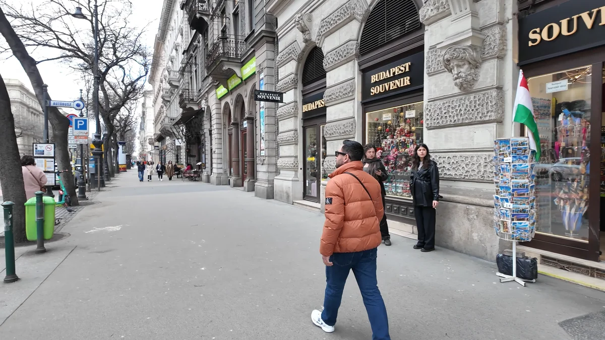 Budapeşte Andrássy Bulvarı’nda ağaçlı kaldırım ve hediyelik eşya vitrinleri