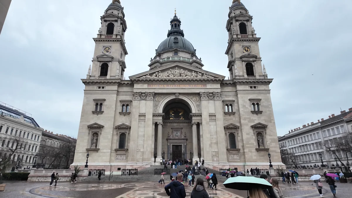 Budapeşte Aziz István Bazilikası’nın iki kuleli ön cephesi ve kubbesi