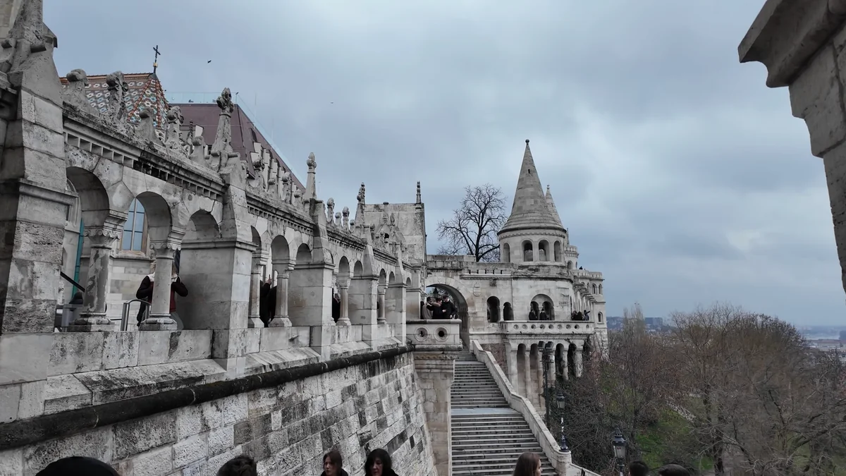 Budapeşte Balıkçı Tabyası’nın beyaz taş kemerleri, kulesi ve merdivenleri