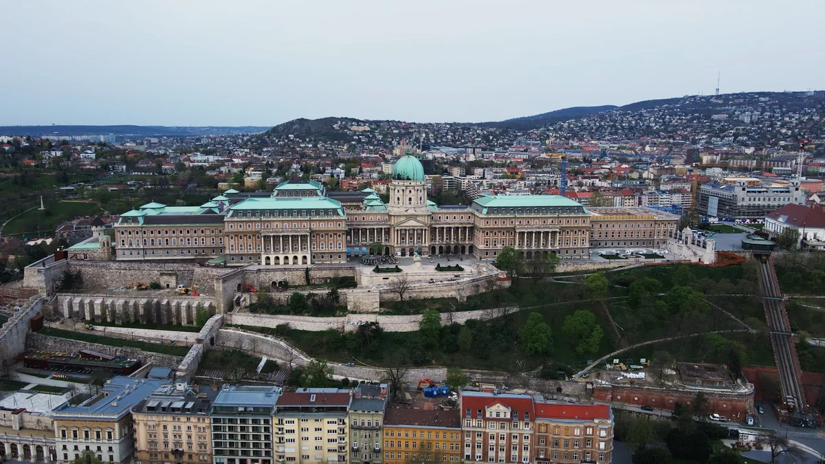 Budapeşte Buda Kalesi’nin yeşil çatılı sarayı ve tepedeki surları kuşbakışı