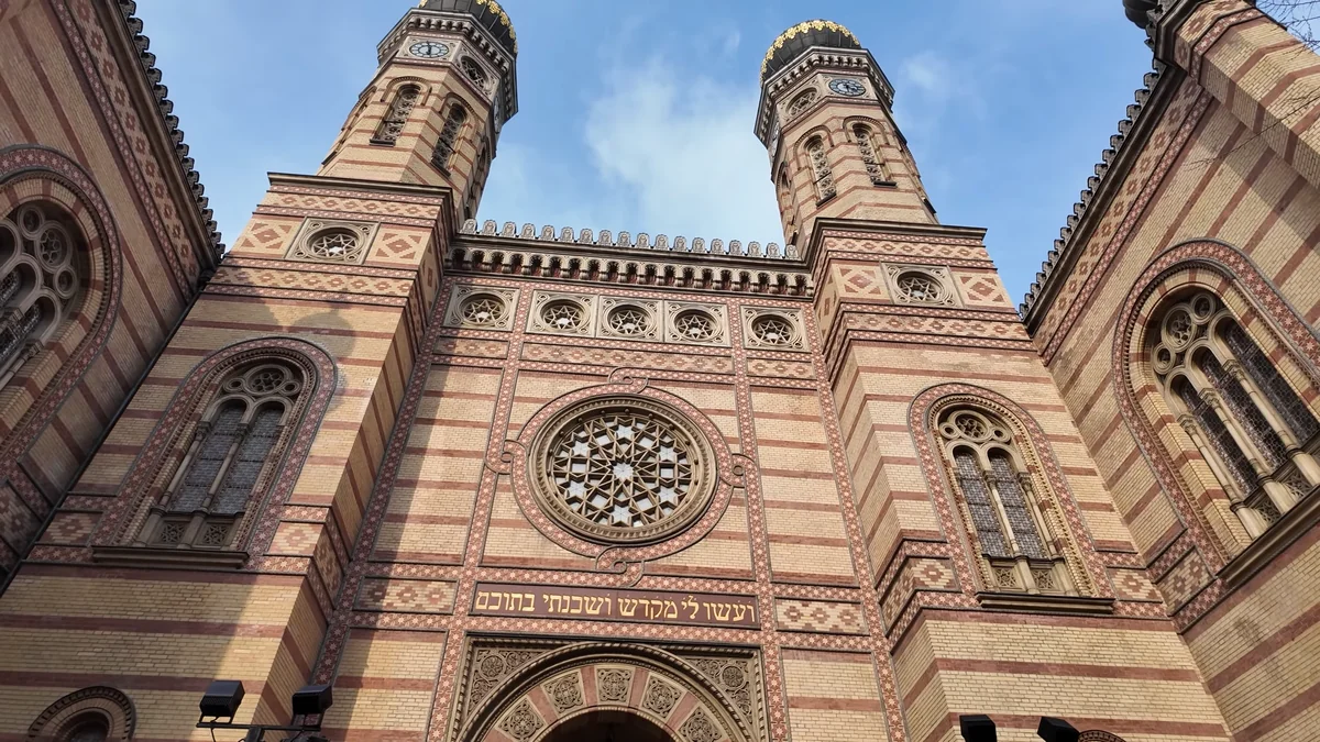 Budapeşte Dohány Sokağı Sinagogu’nun mağribi mimarili cephesi ve iki kulesi