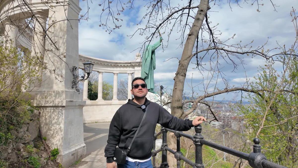 Gellért Tepesi’ndeki sütunlu terastan Budapeşte manzarası