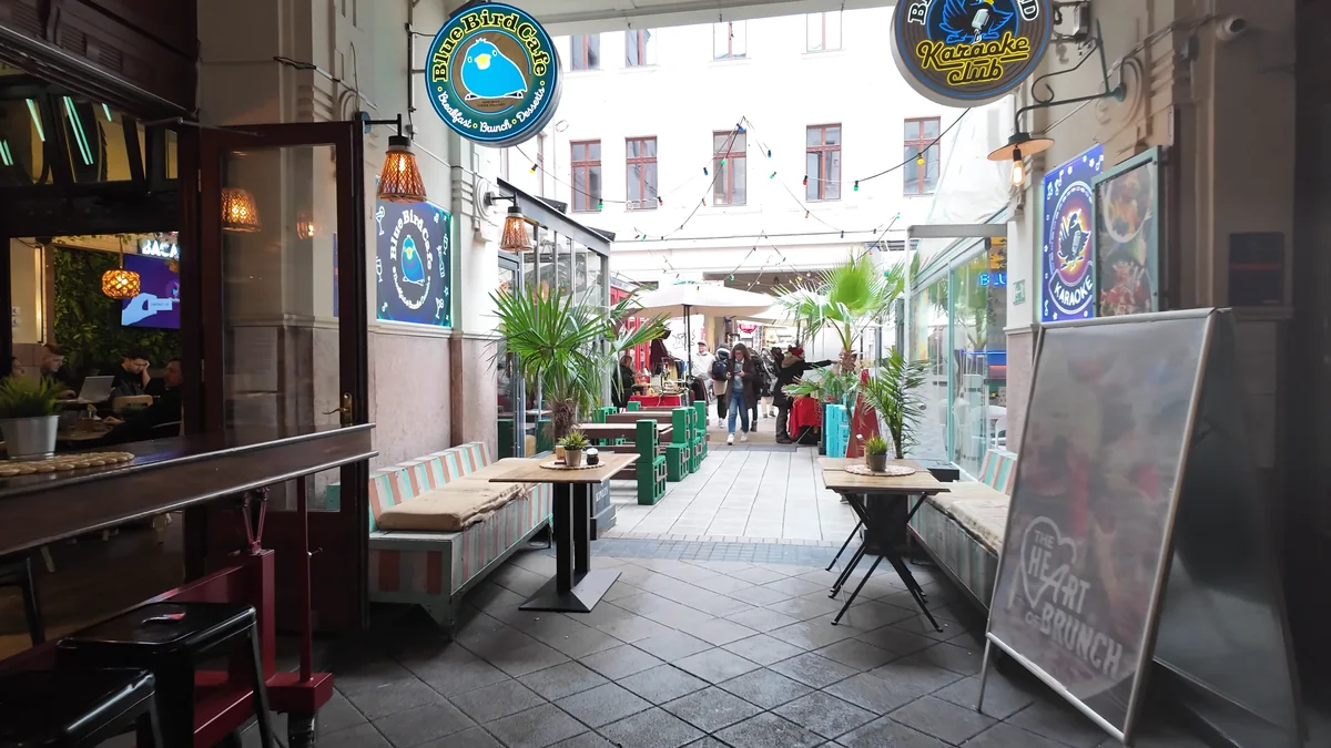 Budapeşte Gozsdu Udvar’ın kafe ve restoranlarla dolu kapalı avlusu