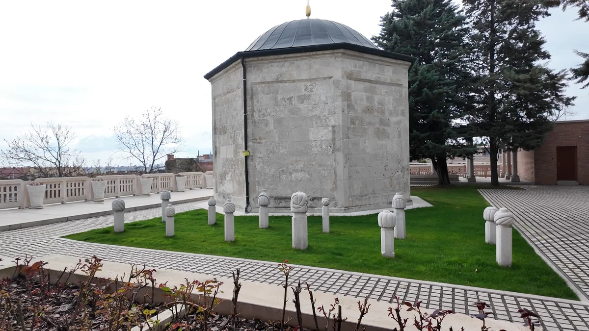 Budapeşte’de Gül Baba Türbesi’nin sekizgen taş yapısı ve gül bahçesi