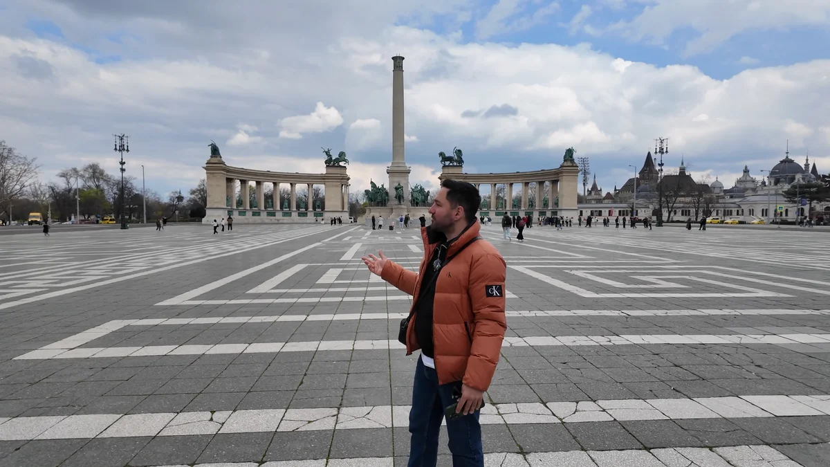 Budapeşte Kahramanlar Meydanı’nda Milenyum Anıtı ve yarım daire heykel dizisi