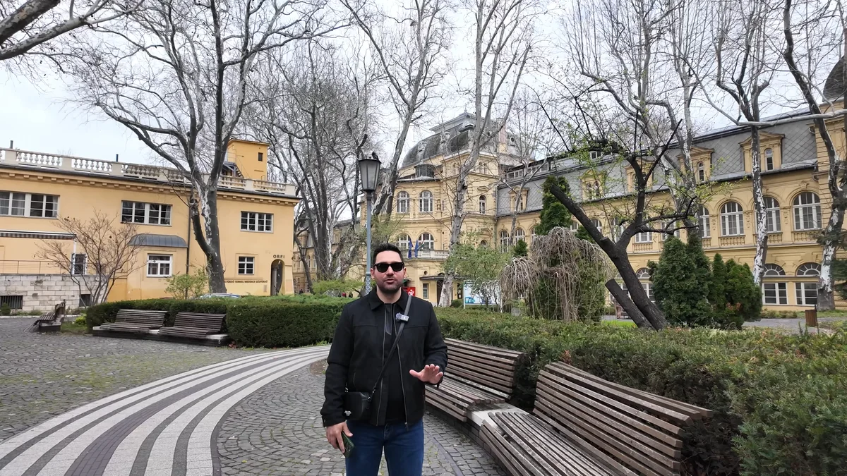Budapeşte Lukács Termal Hamamı’nın sarı tarihi binaları ve bahçesi
