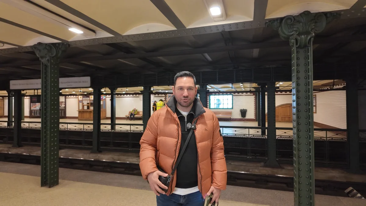 Budapeşte M1 tarihi metrosunun ahşap ve dökme demir detaylı istasyonu
