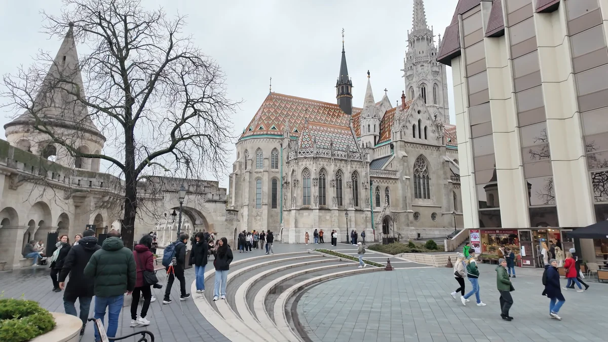 Budapeşte Matthias Kilisesi’nin renkli Zsolnay seramik çatısı ve gotik kulesi