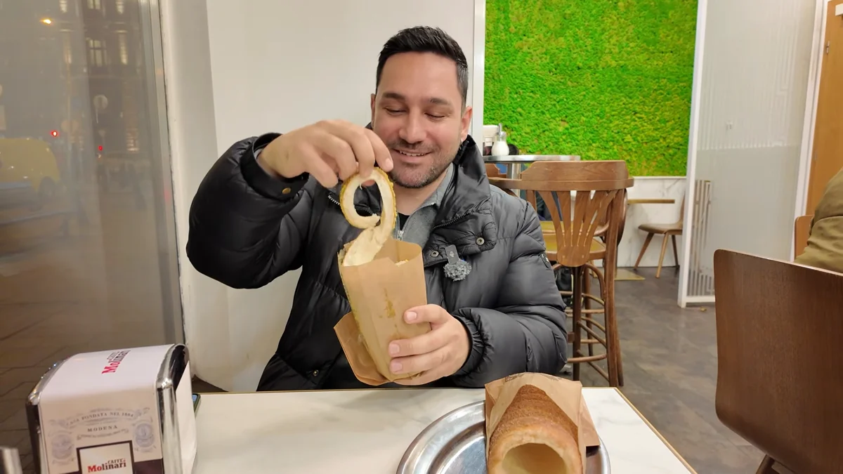 Budapeşte Molnár’s Kürtőskalács’ta kömür ateşinde pişmiş bademli kürtőskalács, yani baca pastası
