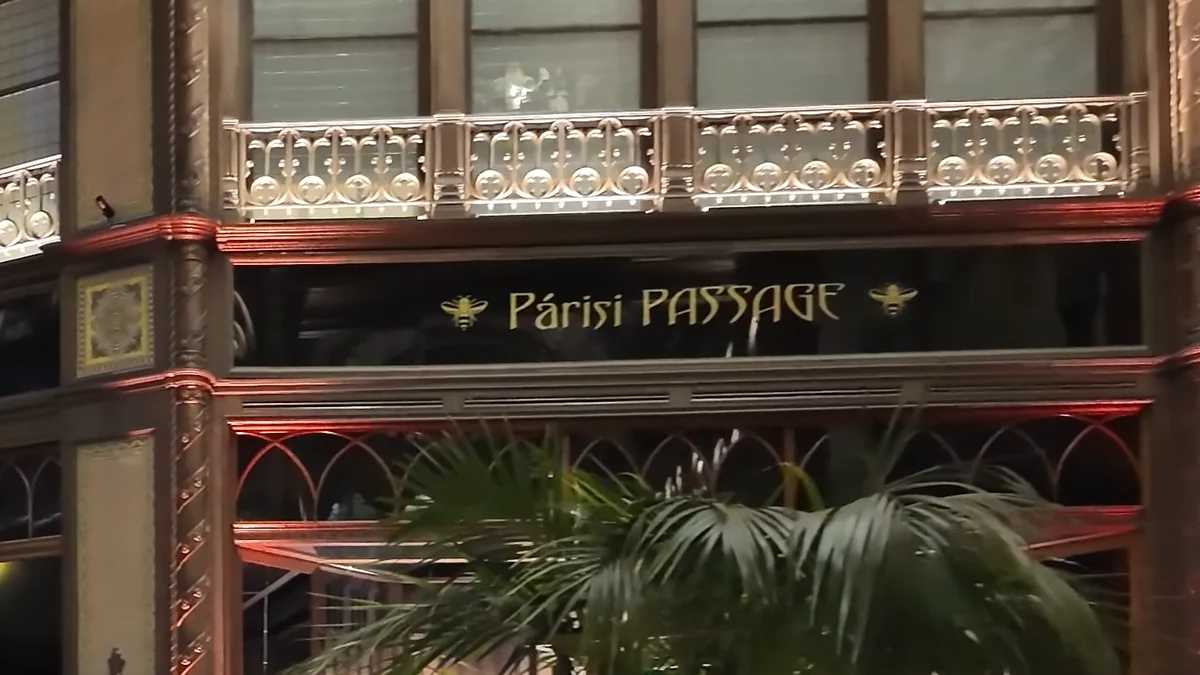 Budapeşte Párisi Passage Cafe’nin kemerli mağribi cephesi ve altın harfli tabelası