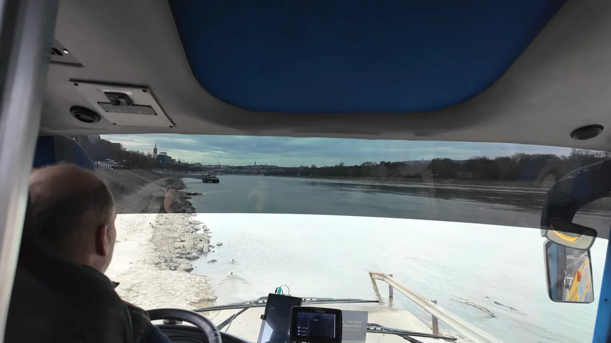 Budapeşte RiverRide yüzen otobüsün içinden Tuna Nehri manzarası