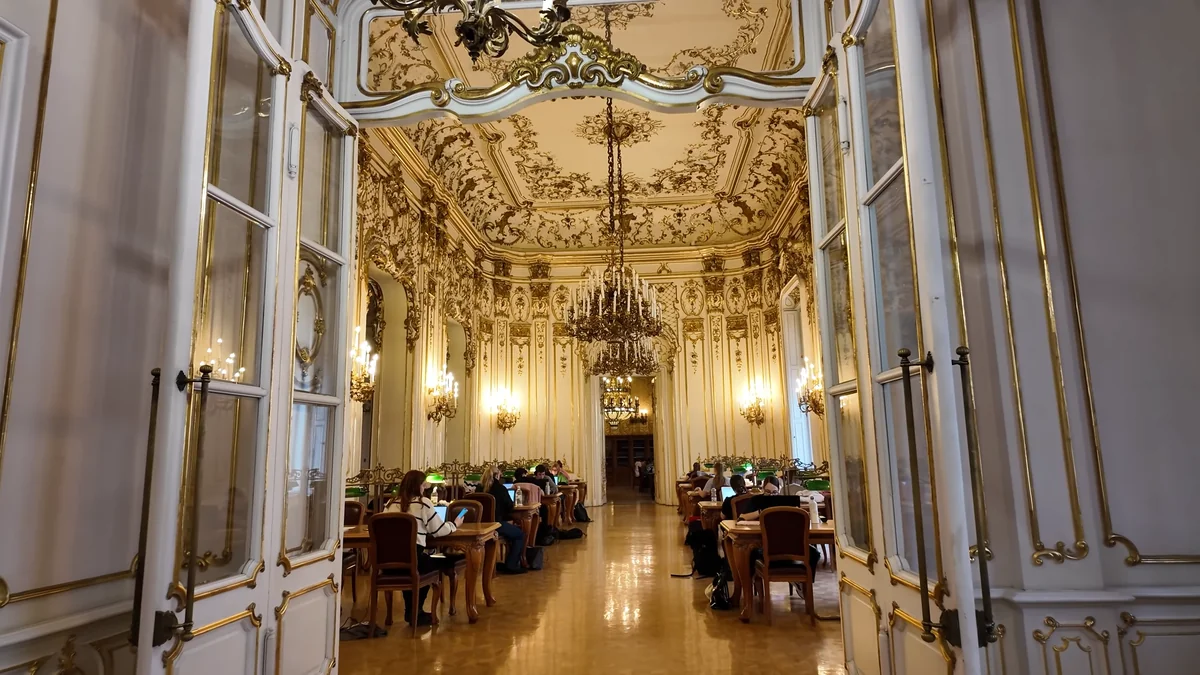 Budapeşte Szabó Ervin Kütüphanesi’nin altın süslemeli okuma salonu ve avizeleri