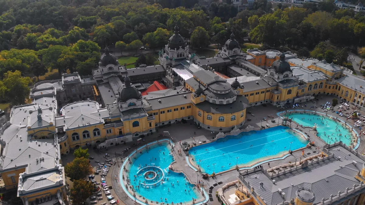 Budapeşte Széchenyi Termal Hamamı’nın sarı binası ve açık havuzları kuşbakışı