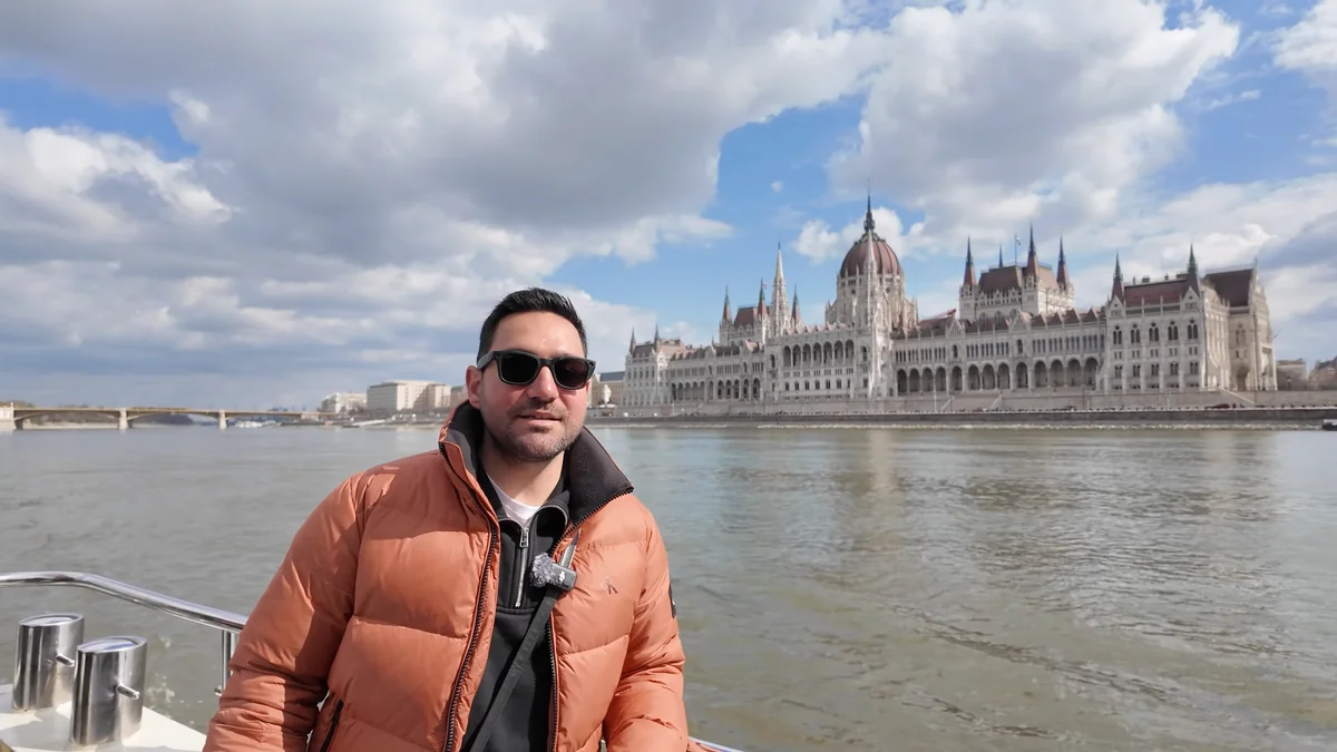 Budapeşte Tuna Nehri tekne turunda güverteden Parlamento Binası manzarası