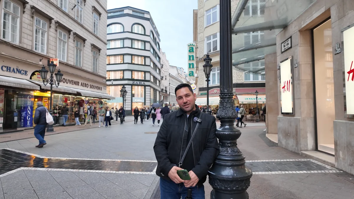 Budapeşte Váci Caddesi’nde mağazalar ve yürüyen kalabalık