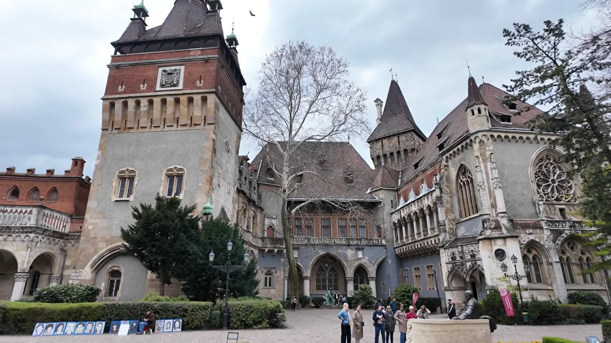 Budapeşte Şehir Parkı’ndaki Vajdahunyad Kalesi’nin kuleli taş cephesi