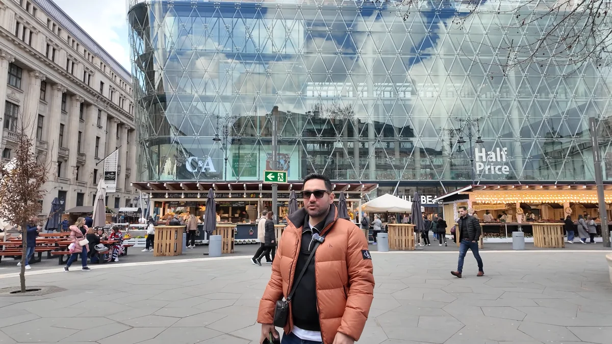 Budapeşte Vörösmarty Meydanı’nda cam cepheli bina ve meydan stantları