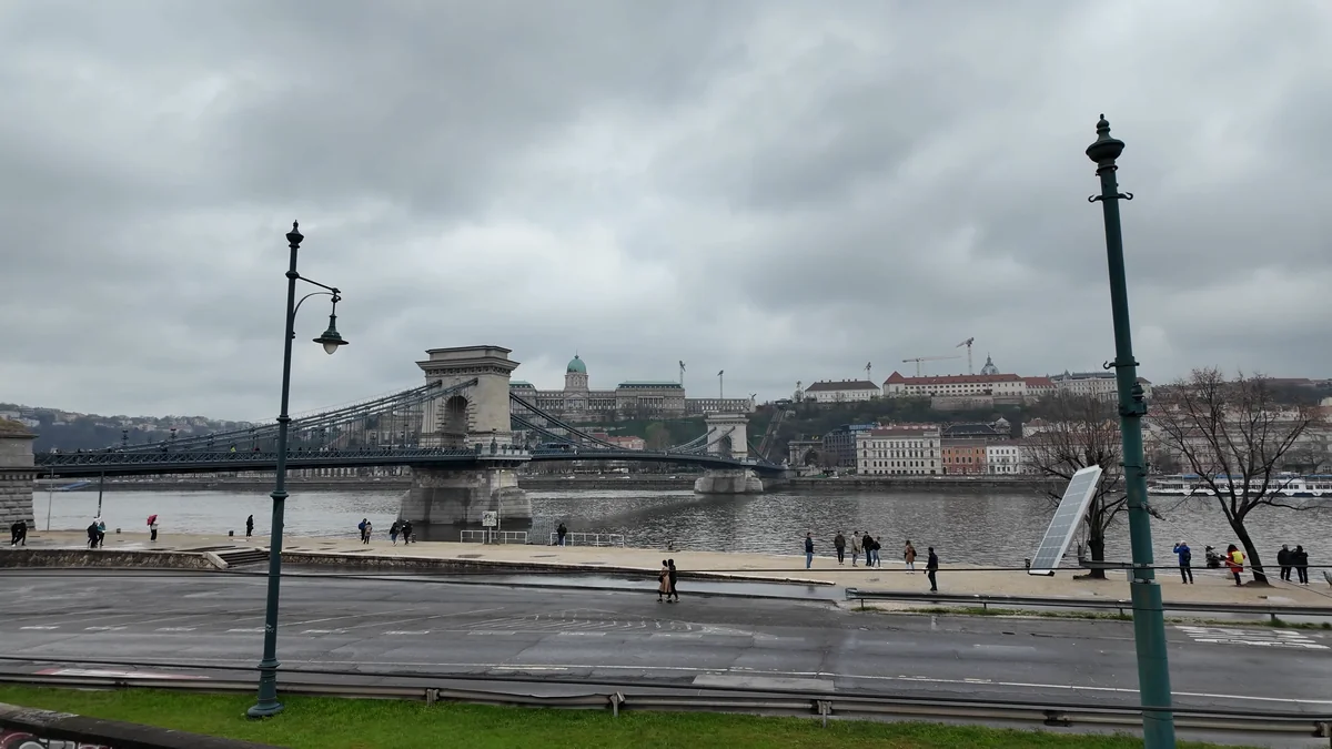 Budapeşte Zincir Köprü ve karşı yakada Buda Kalesi